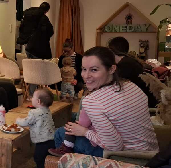 Eltern und Kinder zu Besuch im Nährcafé
