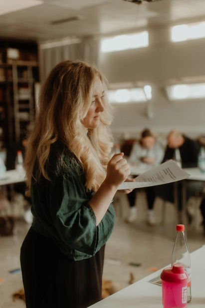 Ramona Schaab erklärt etwas im Kurs
