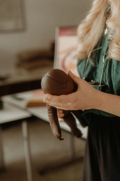 Dunkelhäutige Puppe zur Demonstration in Geburtsvorbereitungskurs